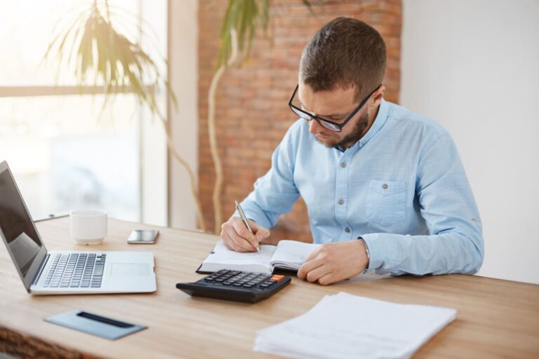 Accountant preparing financial reports and statements for financial reporting services in Hollywood, FL